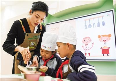 包头市东方沃德小学的孩子们走进伊利现代智慧健康谷的智造体验中心开展研学活动