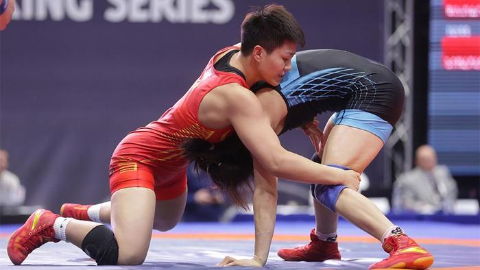 亚洲摔跤锦标赛：龙佳夺得女子自由式65公斤级金牌