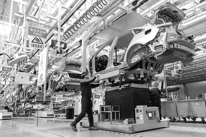 山西晋中一新能源汽车生产企业车间内工人在对汽车进行装配工作