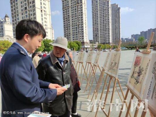 春风里驻足观看一场税收漫画展