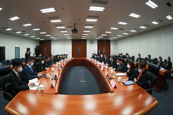 外交部条法司司长马新民会见香港大律师公会代表团