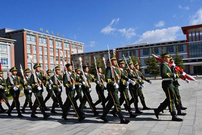 迪庆州民族中学第一届国旗护卫队完成升旗首秀