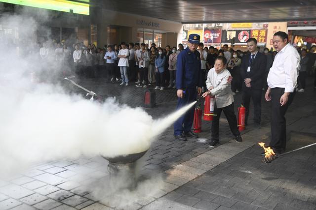 长沙：消防大队商场内开展灭火救援实战演练