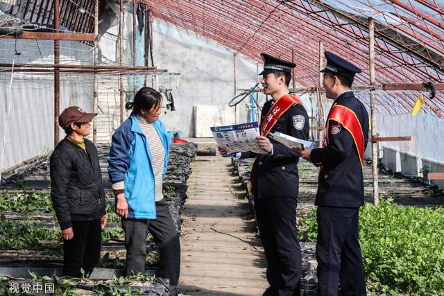 新疆阿勒泰：民警向农户宣传防诈骗常识