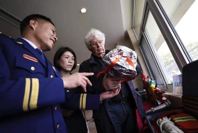 首届北京消防主题展映揭幕 消防员与《燃烧的巴黎圣母院》导演探讨古建消防安全