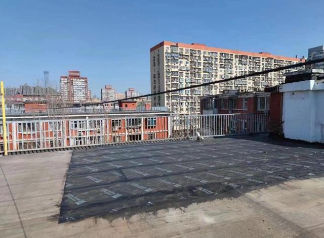 北京朝阳区潘家园拆除老旧小区楼顶违建