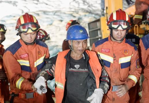 云南临沧双江县隧道塌方事故被困7人全部获救
