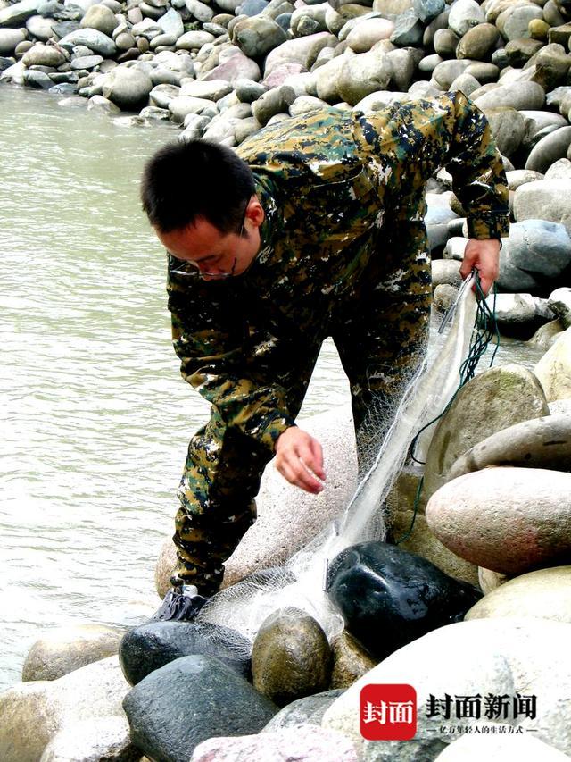 16座大坝对鱼儿有什么影响？“鱼博士”为嘉陵江创建生态保护体系｜封面专访