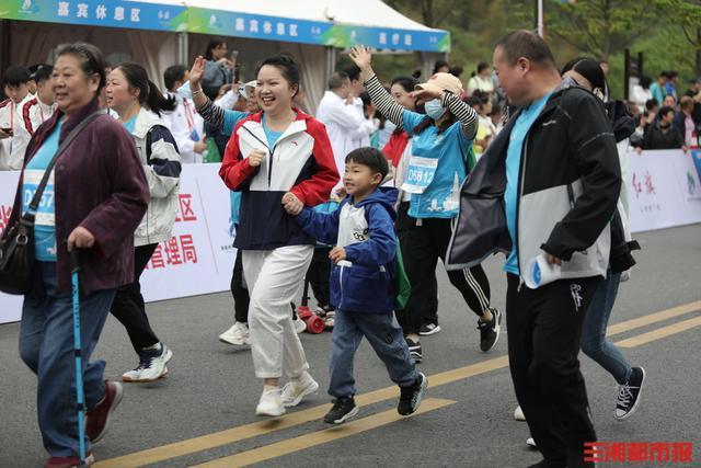 畅游仙境张家界，7000名国内外跑友奔跑武陵源