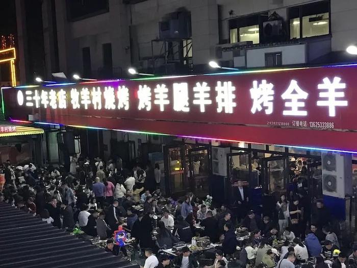 单店日均售1万串！4点就要排队，花12小时吃上淄博烧烤是种什么体验？