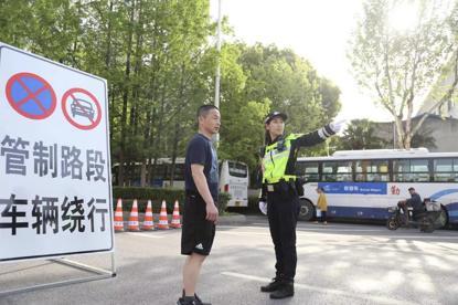 武昌交警为晕倒选手开道送医，汉马比赛当日参与救助10余起