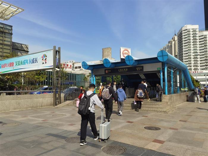 地铁铁路各执一词，上海火车站换乘“直联通道”关闭3年，究竟何时能打开？