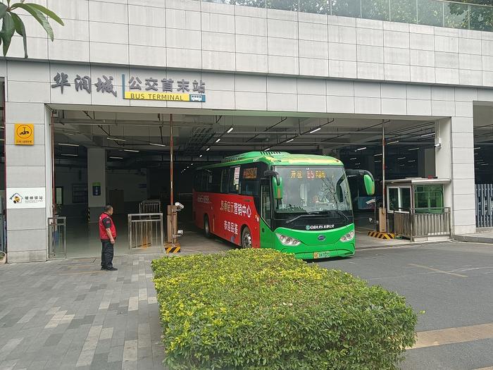 华润城公交首末站站长徐建红：人在哪，责任就在哪