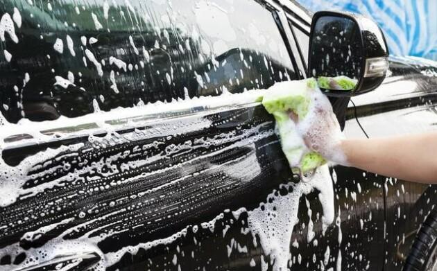 汽车玻璃总是刮不干净，要怎么处理？