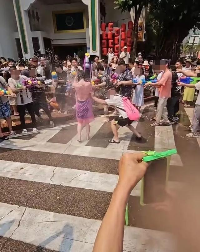 女子泼水节被围攻撕雨衣，当事人发声！多方回应