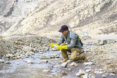 8年拾捡7万个瓶子 清理13000余斤垃圾 他是大山里的“清道夫”