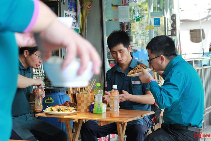 ▲中午,牛王庙的隆江猪脚饭食客满座,大多是男性