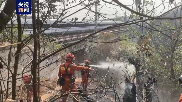 森林消防紧急扑救山火 成昆铁路广昆段下行线恢复开行