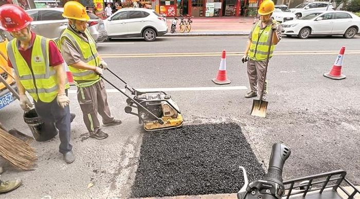 市民投诉路面坑洼 市交通运输局第一时间派人修复 泰然八路“病了” 20分钟“治愈”