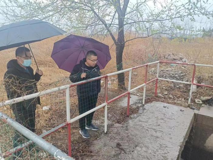 图片新闻|昌邑环境人冒雨巡河不间断