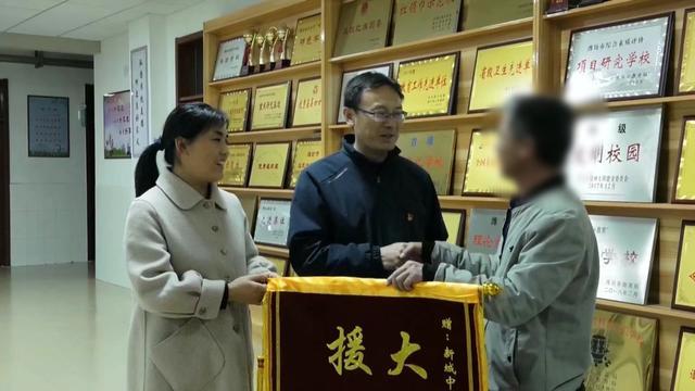 美德山东人丨车祸现场驾驶员被困，昌乐教师夫妇冲上去施救