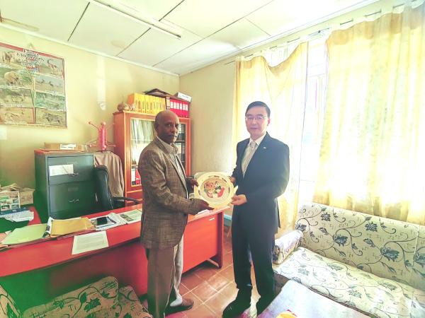 驻厄立特里亚大使蔡革会见厄林业和野生动物管理局局长哈布图姆