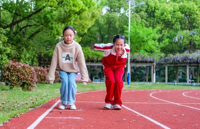 塑胶跑道、篮球场、滑滑梯……学校体育场地免费开放啦！强身健体来这里不香吗？