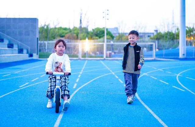 塑胶跑道、篮球场、滑滑梯……学校体育场地免费开放啦！强身健体来这里不香吗？