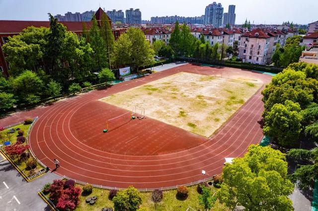 塑胶跑道、篮球场、滑滑梯……学校体育场地免费开放啦！强身健体来这里不香吗？