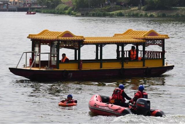 模拟游客落水、游船起火 北京通州多部门联合在京杭大运河进行水上突发事件演练