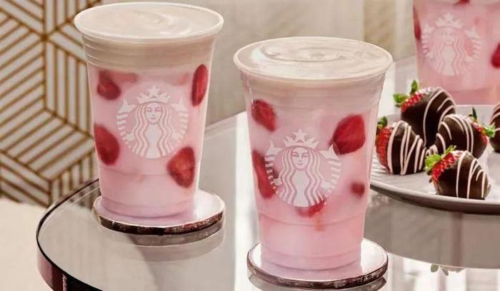 加了巧克力奶盖的Pink Drink ,图片来源:Delish
