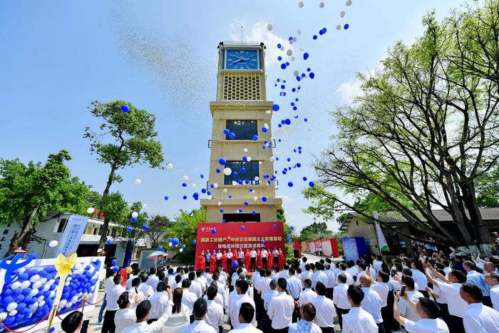 传承红色基因 天府钟楼在眉山还建落成