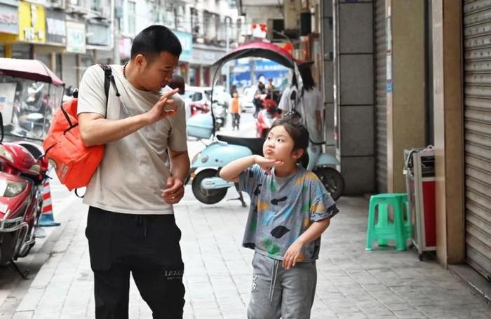 帮聋哑修脚爸爸当“翻译”的小女孩火了，她有一个愿望……