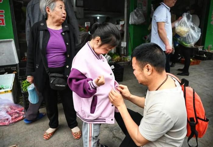 帮聋哑修脚爸爸当“翻译”的小女孩火了，她有一个愿望……