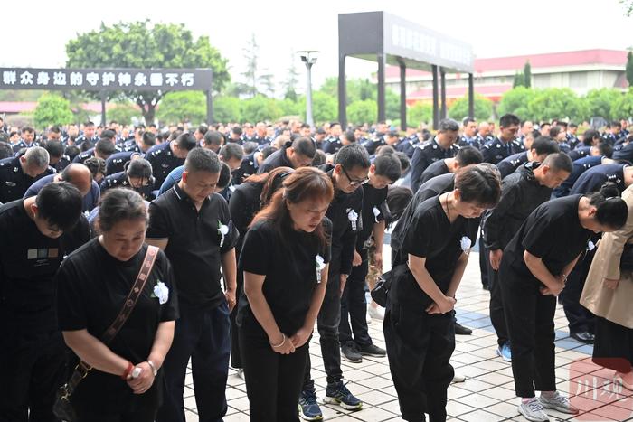 追忆民警蒋久华丨“爸爸在花花里睡觉，再也不会醒了”