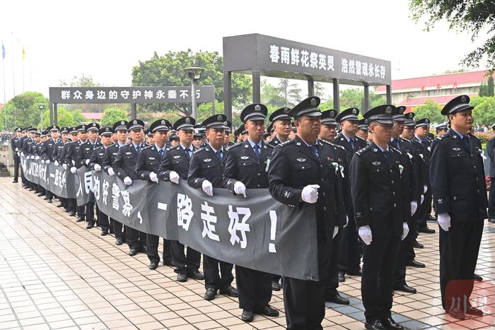 追忆民警蒋久华丨“爸爸在花花里睡觉，再也不会醒了”