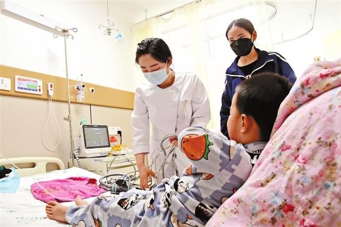 甘肃省中心医院护士苏洁瑞许文娟急救街头昏厥男子