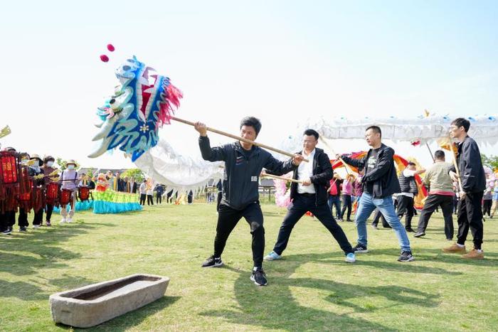 国家级非遗！今天，金山吕巷百姓抬着“小白龙神”巡游、巡田…