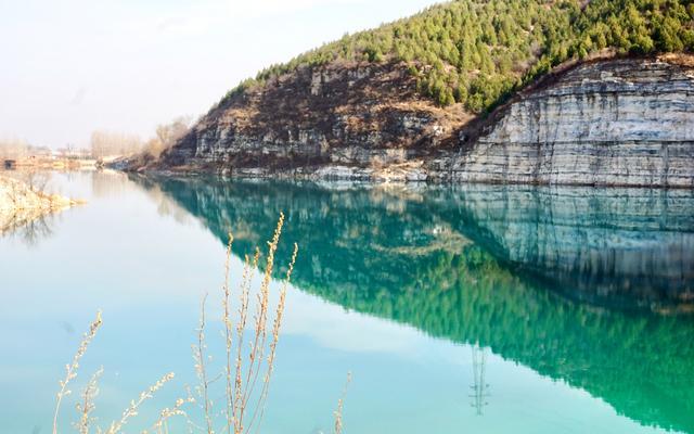 京郊寻海丨家人们谁懂啊，这片果冻状“翡翠湖”真不用加滤镜