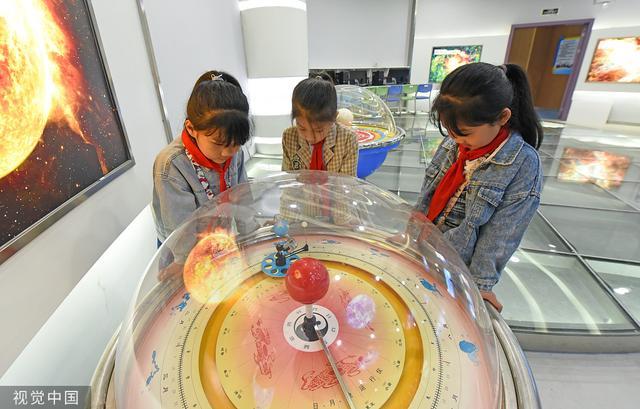 浙江台州：小学生在科技馆内学习航天知识
