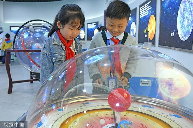 浙江台州：小学生在科技馆内学习航天知识