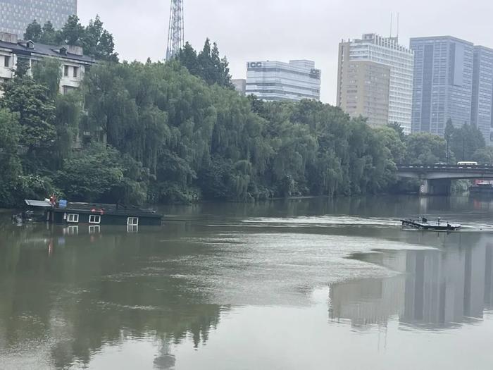 京杭大运河杭州段有船只沉入水中