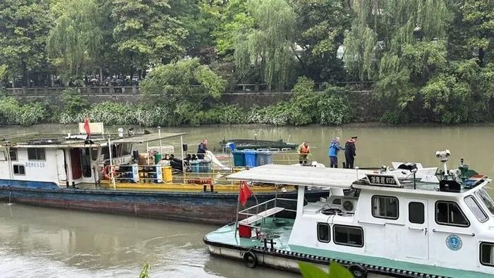 京杭大运河杭州段有船只沉入水中