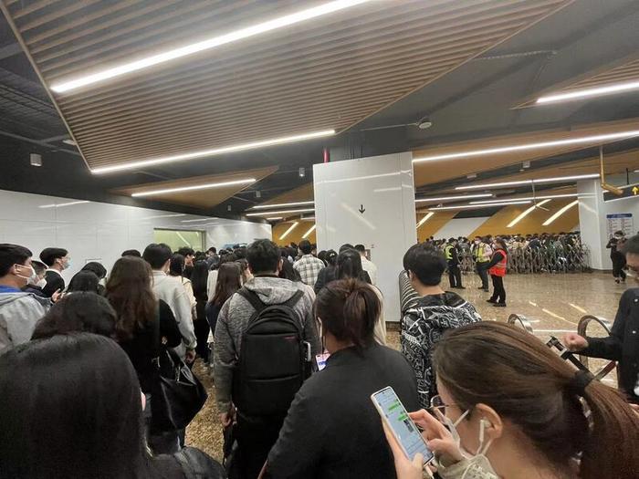 出入口关闭，市民进出站要花10分钟，上海地铁这些紧闭的大门何时能开放？