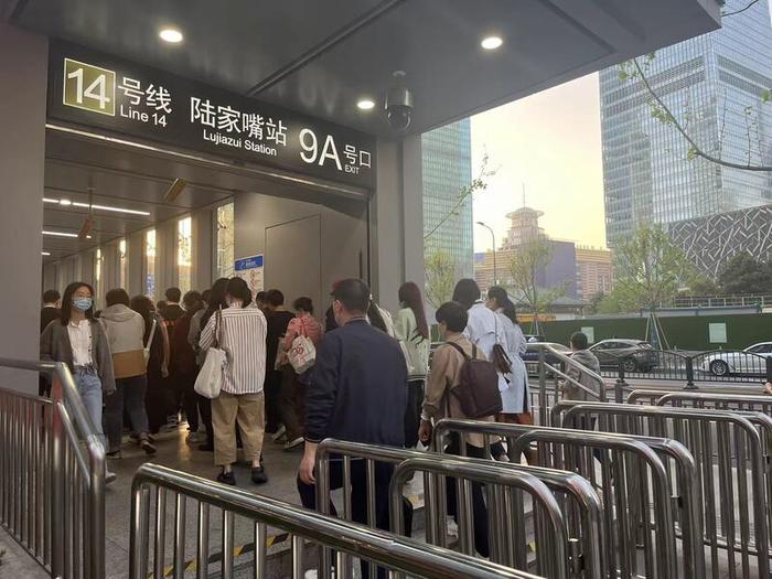 出入口关闭，市民进出站要花10分钟，上海地铁这些紧闭的大门何时能开放？