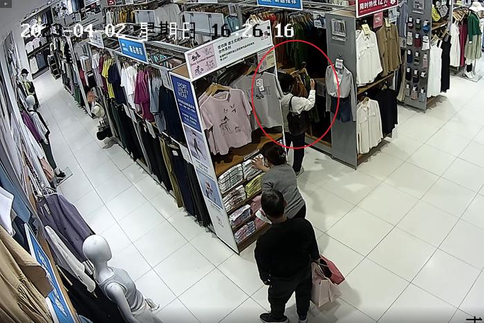 女子“买一偷一”发现衣服尺码不对，再买一件回店调换当场露馅