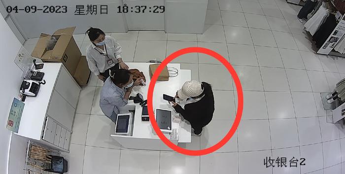 女子“买一偷一”发现衣服尺码不对，再买一件回店调换当场露馅