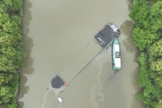 京杭大运河杭州段有船只沉入水中