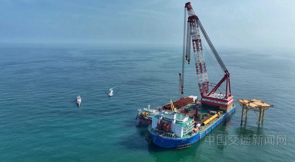 漳州海事局派出海巡艇抵达福建漳浦六鳌海上风电场二期项目施工作业现场进行巡航警戒