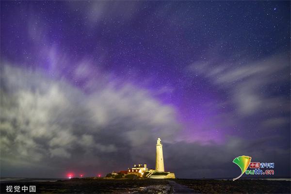 英国惠特利湾极光铺满夜空